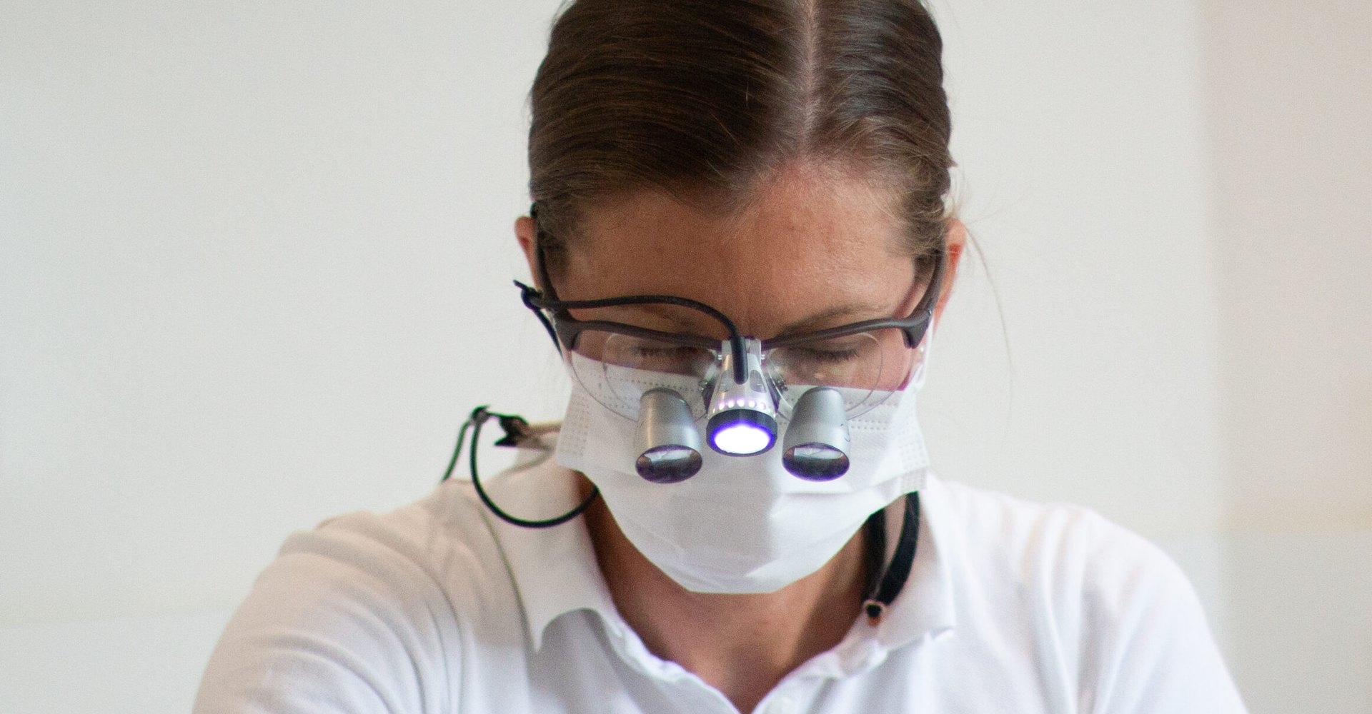 Dr. Julia Pohlmeyer mit Lupenbrille bei einer Wurzelbehandlung in der Zahnarztpraxis in Rheine