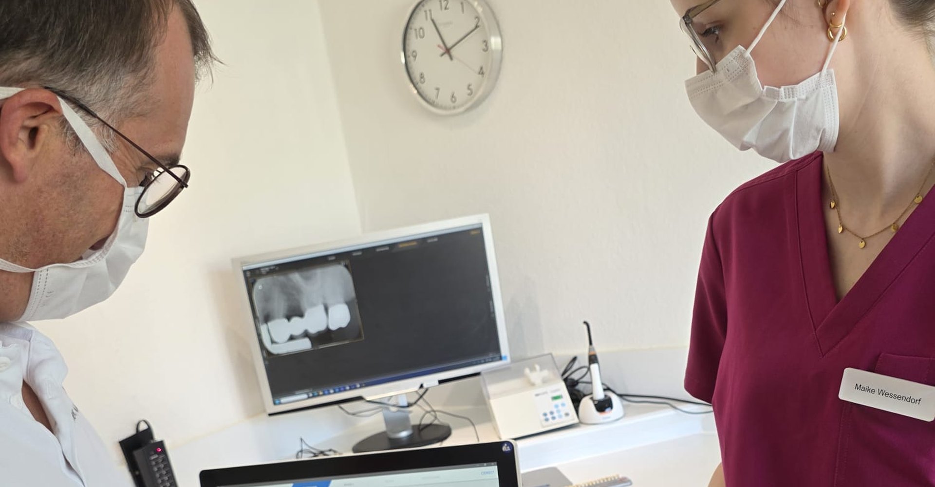 Zahnarzt M. Sc. Daniel Pohlmeyer mit Intraoralscanner und 3D-Scan am Bildschirm, Zahnkrone am selben Tag in Rheine