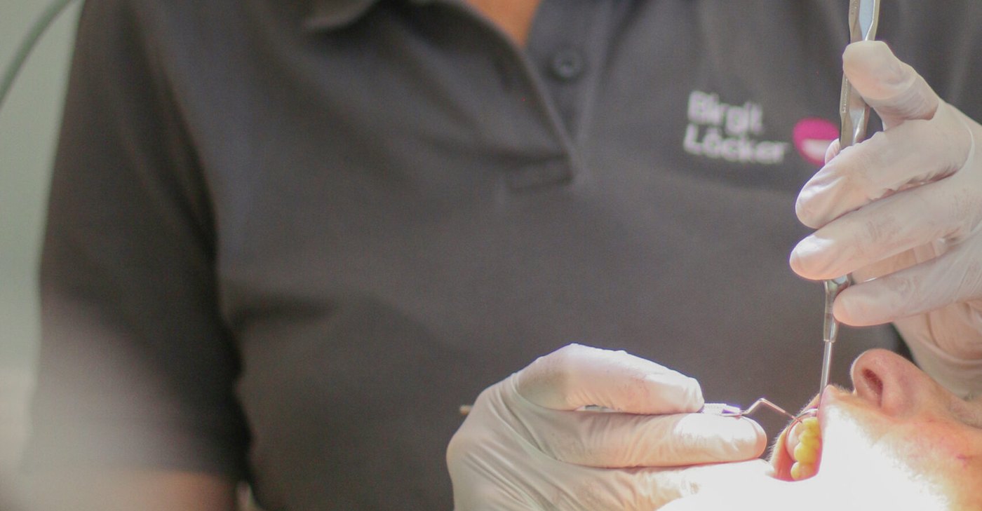 Zahnreinigung mit Handinstrument in der Zahnarztpraxis Dr. Pohlmeyer in Rheine